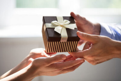 Quà tặng đối tác - Món quà độc đáo giúp PR hiệu quả